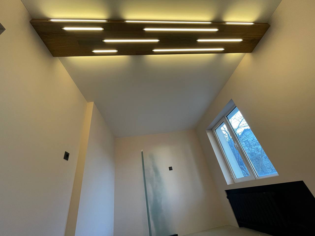 Дървен таван панел с LED